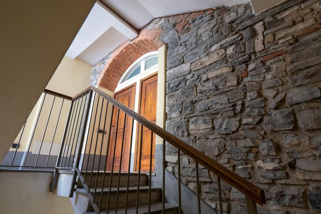 Alloggio Del 1400 Nel Cuore Del Centro Storico A 2 Min Dal Porto E Con 2 Bici Gratuite Комо Экстерьер фото